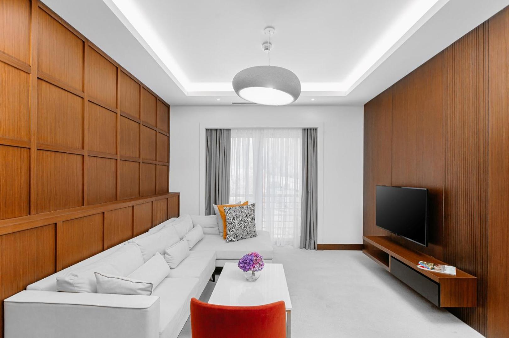 Отель Qafqaz Riverside Габала Экстерьер фото A living room with a white ceiling
